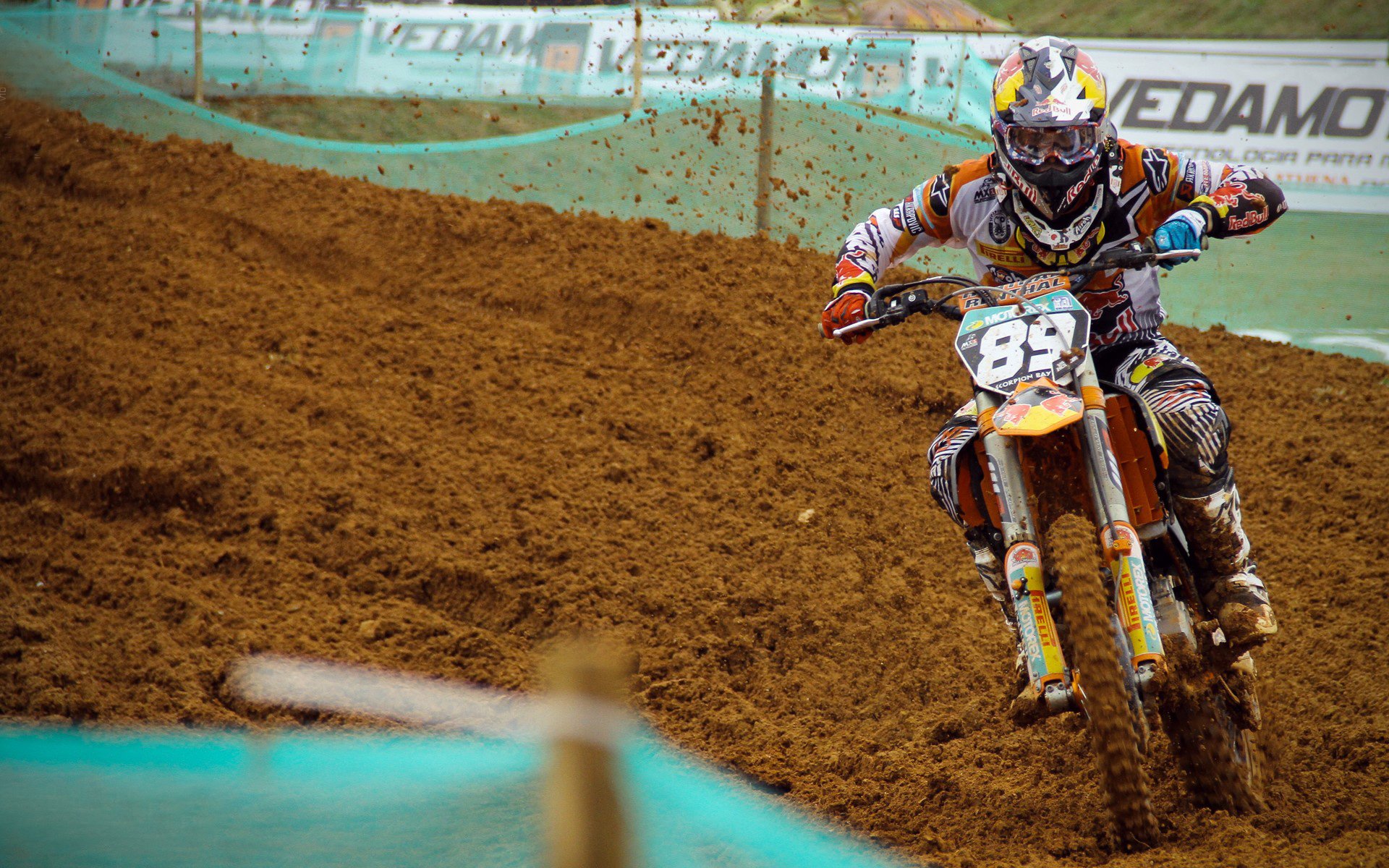 kering.com-名人表演赛：娱乐与竞技的完美结合